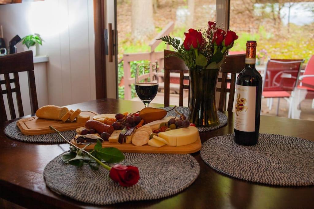 Modern Cabin With Hot Tub Grill Lake Beach Wineries Hiking Fishing And Hershey Park Family And Pet Friendly Superhosts On Ab&B Mount Gretna Kültér fotó